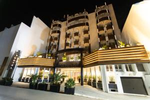 Ein Gebäude mit einem Haufen Pflanzen davor. in der Unterkunft Golf Royal Hotel in Tunis