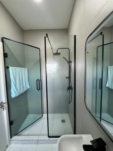 Ένα μπάνιο στο Lux 2bed highrise with city and ocean views in Victoria Island