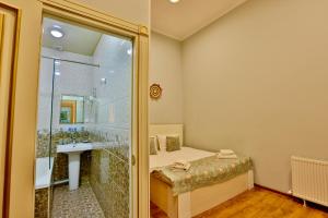 un bagno con doccia e lavandino di AaSia a Bukhara Altre 30 foto