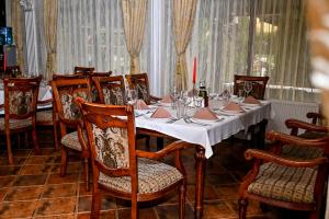 Un restaurante u otro lugar para comer en Хотел Валентино 2