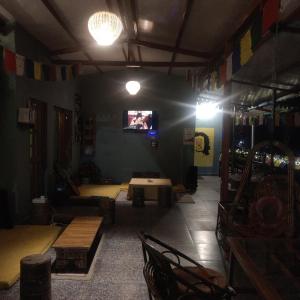 Телевизор и/или развлекательный центр в Bloom Nest Almora Kasar Devi