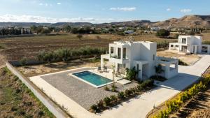 Bazén v ubytování Geo's Luxury Villa - Private Pool - By the beach nebo v jeho okolí