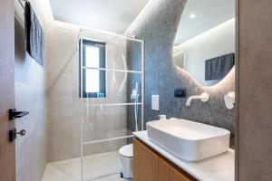 Koupelna v ubytování Geo's Luxury Villa - Private Pool - By the beach + 28 fotografií