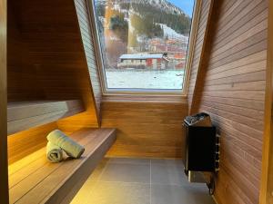 a room with a sauna with a large window at Åre Stay - Nybyggd Penthouse-lägenhet I Twintip in Åre