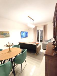 een woonkamer met een bank en een tafel bij LUX Central in Alexandroupoli