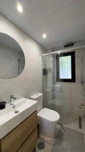 ein Badezimmer mit Toilette, Waschbecken und Dusche in der Unterkunft Casa Gabriel La Cala de Mijas in La Cala de Mijas