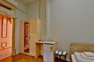 una camera con frigorifero e letto interno di AaSia a Bukhara