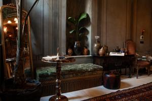 O zonă de relaxare la The Yard Hotel