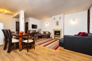 Μια τηλεόραση ή/και κέντρο ψυχαγωγίας στο Vacation Home in Starosel Pool & Spa