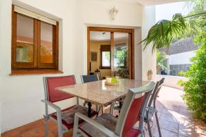 Un comedor con mesa y sillas en Hauzify I Vanessa Park, en El Casalot