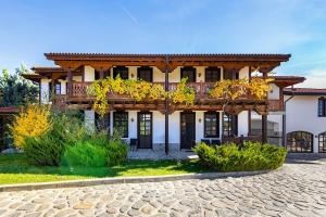 Κήπος έξω από το Vacation Home in Starosel Pool & Spa