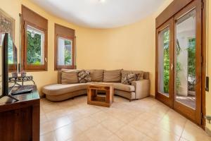 una sala de estar con un sofá y una mesa en Hauzify I Vanessa Park, en El Casalot