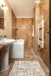 Ένα μπάνιο στο Vacation Home in Starosel Pool & Spa +37 φωτογραφίες