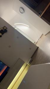 Μια τηλεόραση ή/και κέντρο ψυχαγωγίας στο Penthouse with lakeside view at Riviera Residence