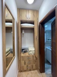 um quarto com armários de madeira e um quarto com janela em Apartmani Resna Budva em Budva