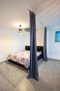 En eller flere senge i et værelse på Relax & Stay Apartment