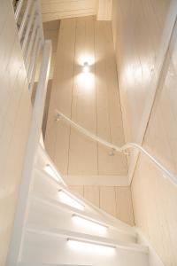 Una escalera blanca con una luz en el suelo en Waterlodge in Heeg - Relax, sail and enjoy!, en Heeg