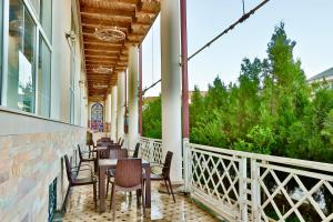 un patio con tavoli e sedie su un edificio di AaSia a Bukhara