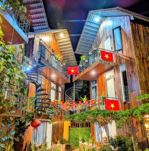 ein Gebäude mit chinesischen Flaggen an der Seite in der Unterkunft Lavender Homestay Măng Đen in Kon Von Kla