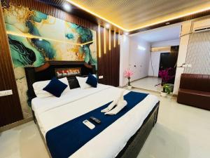 Un dormitorio con una cama grande con almohadas azules. en Hotel Grand Residency - Saket Metro, en Nueva Delhi
