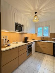 Η κουζίνα ή μικρή κουζίνα στο Le Doux Rivage avec Vue Lagune Nature Plage à Pied Clim Parking Prive