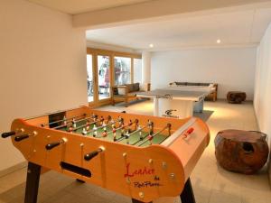 Herní místnost v ubytování T3 rez-de-jardin avec fitness, sauna et tennis - village et ski à pied