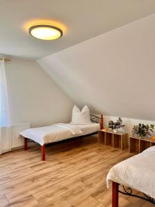 ein Zimmer mit zwei Betten und einer Decke in der Unterkunft Pamela in Eußenheim