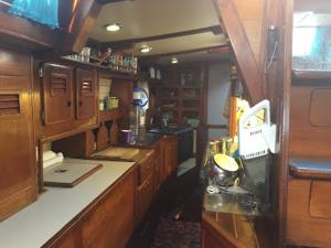 Ο χώρος του lounge ή του μπαρ στο Cabin on Sailing boat cruise Roatan-Cayo Cochino