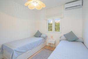 En eller flere senge i et værelse på Acogedor apartamento con acceso directo al mar + 21 billeder