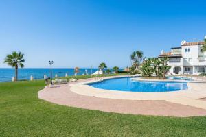 Swimmingpoolen hos eller tæt på Acogedor apartamento con acceso directo al mar