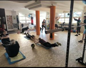 a group of people in a gym doing push ups at Apartman Anamari in Đakovo