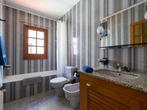 ein Badezimmer mit Toilette, Waschbecken und Badewanne in der Unterkunft Pension Casa Esperanza in Teror + 76 Fotos