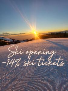 Η ανατολή ή δύση του ηλίου όπως φαίνεται από αυτό το ξενοδοχείο διαμερισμάτων ή από εκεί κοντά