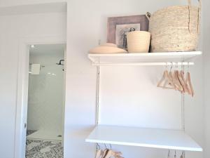 een witte plank in een badkamer met een paar mandjes bij Noctua 012 Estepona Oldtown 3 in Estepona