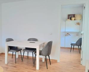 een witte tafel en stoelen in een kamer bij Noctua 012 Estepona Oldtown 3 in Estepona