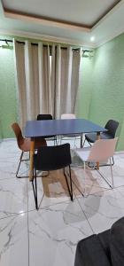 Mountain Ridge Lux Stay في روستنبرج: غرفة طعام مع طاولة وكراسي زرقاء