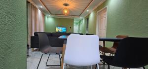 Mountain Ridge Lux Stay في روستنبرج: قاعة اجتماعات مع طاولة وكراسي