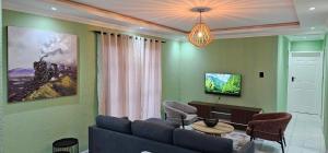 Mountain Ridge Lux Stay في روستنبرج: غرفة معيشة بها أريكة وطاولة