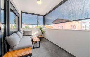 Posezení v ubytování Amazing Apartment In Zadar With Heated Swimming Pool