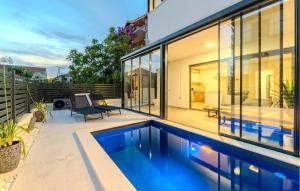 Bazén v ubytování Amazing Apartment In Zadar With Heated Swimming Pool nebo v jeho okolí + 29 fotografií