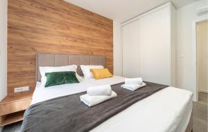 Postel nebo postele na pokoji v ubytování Amazing Apartment In Zadar With Heated Swimming Pool