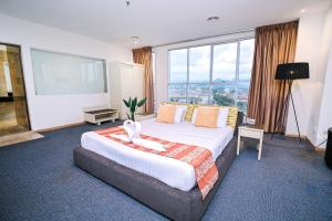 a hotel room with a large bed and a large window at Kingston Hotel 15 - Tower Regency, Ipoh in Ipoh +174 photos