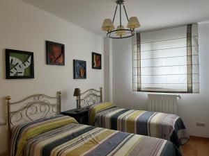 Ένα ή περισσότερα κρεβάτια σε δωμάτιο στο Acogedor Apartamento En Huesca +37 φωτογραφίες