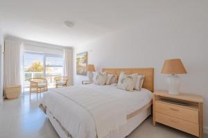 Ένα ή περισσότερα κρεβάτια σε δωμάτιο στο Serenity on 6th Luxury holiday home