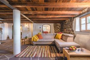 una sala de estar con un sofá y una mesa en Maso Via Vecchia, en Ora - Auer