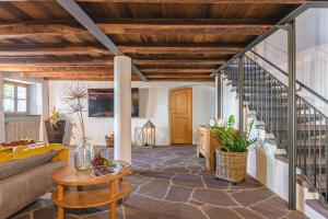 una sala de estar con un sofá y una mesa en Maso Via Vecchia, en Ora - Auer 36 fotos más