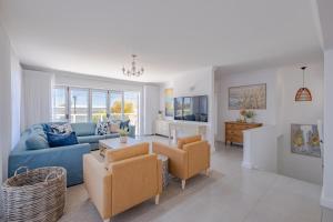 Μια τηλεόραση ή/και κέντρο ψυχαγωγίας στο Serenity on 6th Luxury holiday home