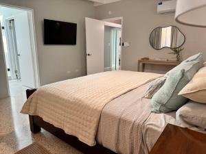 Una cama o camas en una habitación de Zion's Oasis, Pristine three Bedroom House