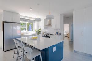 Η κουζίνα ή μικρή κουζίνα στο Serenity on 6th Luxury holiday home