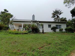 een wit huis met een tuin ervoor bij 179 Guesthouse on Mountain Drive in Mbabane